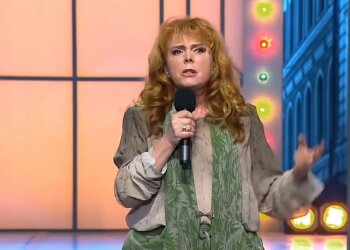 Клара Новикова, кадр из выступления