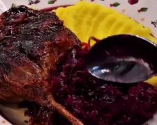 Качині ніжки зі сливами та медом, кадр з відео