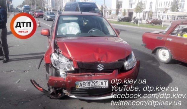 Правила не для всіх: під Києвом водій спровокував аварію