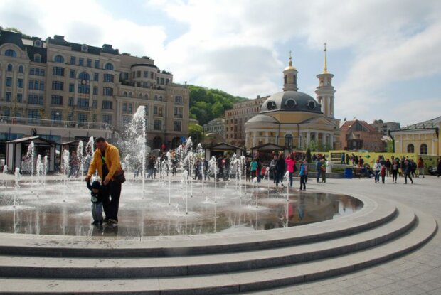 Вандалы изуродовали сердце Киева: во что превратилась Почтовая площадь, - фото не для слабонервных