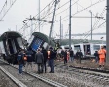 Пасажирський поїзд злетів з рейок на повному ходу, постраждали діти