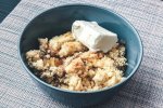 Яблучний крамбл з корицею і збитими вершками нашвидкуруч