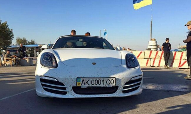 Крымский экс-прокурор на Porsche пытался прорвать блокаду (фото)