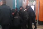Поліцейські влаштували "обіймашки" з порушником: штраф за неношення маски - удари ногами
