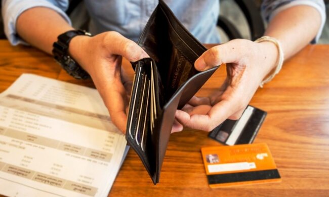 Даже соцвыплаты могут заблокировать: должников лишают последних копеек – кто в зоне риска
