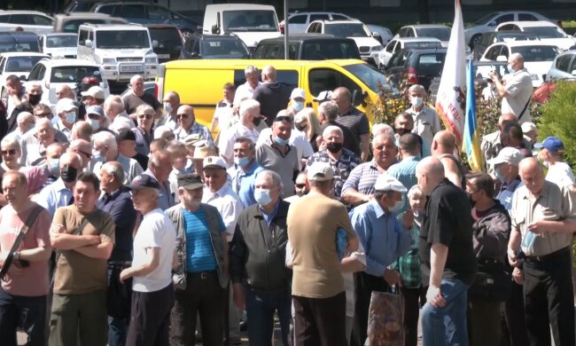 пенсіонери, скріншот з відео