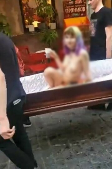 Обнаженную девушку носили в гробу, скриншот из видео