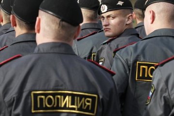 Российский полицейский рисовал дубинкой неприличные картинки