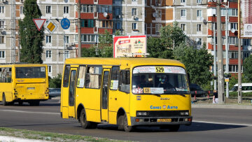 Маршрутки в Києві: пасажири в громадському транспорті