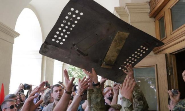 Многочисленные переломы и ушибы: депутат получила билет в травматологию от коллеги