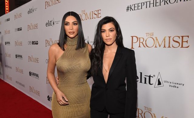Сестрички Кардашьян зганьбилися на червоній доріжці: груди вивалилася із сукні