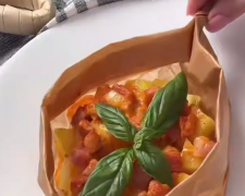 Човники з картоплею та шинкою, кадр з відео