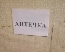 Харківських школярів "лікують" туалетним папером - суворі кадри облетіли мережу