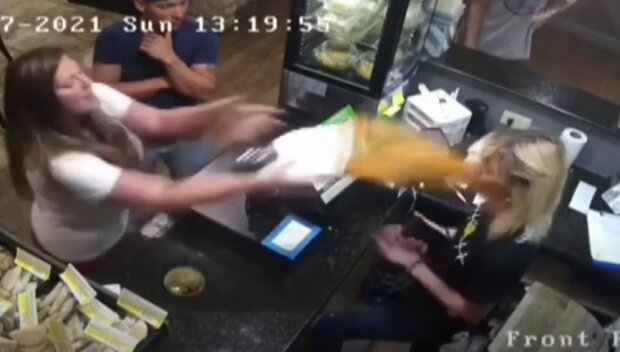 Американка вилила суп в обличчя менеджеру, скріншот: YouTube