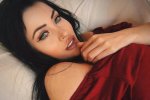 Спокуслива модель прикрила принади метеликом
