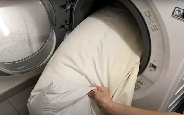 Як прати пухові подушки. Фото: скрін youtube