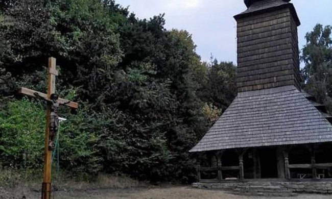 Закарпатська громада поставила хрест бійцям АТО в Пирогово (фото)