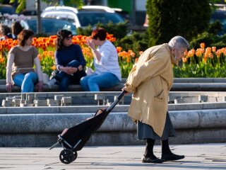 Пенсіонерка на вулиці