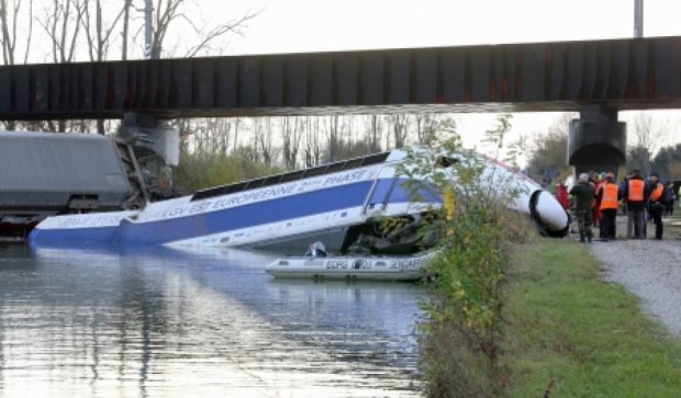 Число жертв аварии поезда во Франции возросло до 11 человек (видео)