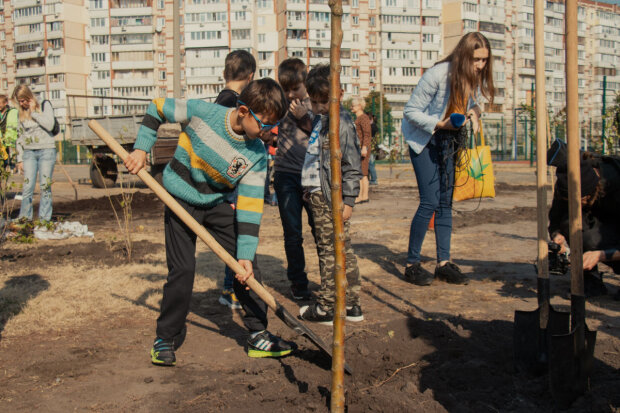 День вчителя у Києві: діти прийшли з лопатами і без подарунків, перекопали всю територію школи