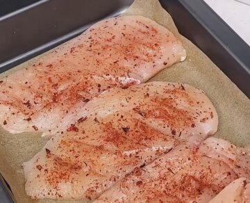 Куряче філе під "шапочкою" з  сиру: фото скрін рецепту