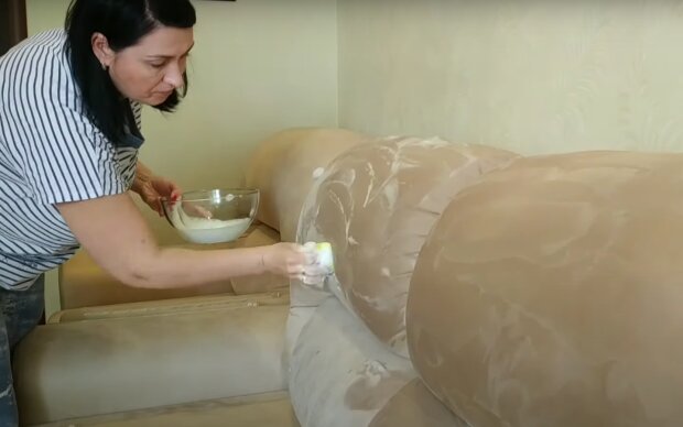 Как почистить диван. Фото: скрин youtube