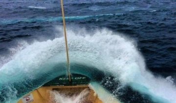 Моряк зняв жахливу хвилю в момент удару об паром