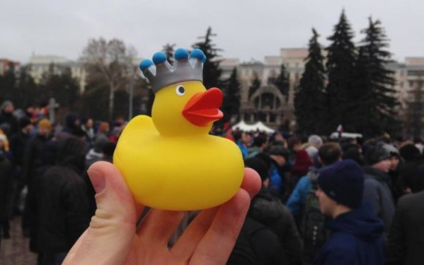 Не іграшки: у Петербурзі заборонили жовту качечку 