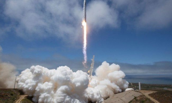 Ступінь ракети Falcon 9 впала в океан і "вижила"