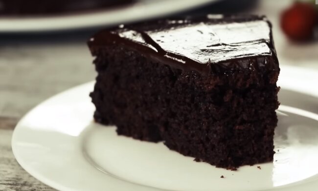 Шоколадний пиріг на сметані та варенні. Фото: скрін