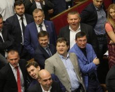 Все в семью: политики раздают "своим" лучшие места