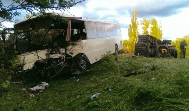 У страшній аварії КамАЗ протаранив автобус, є постраждалі