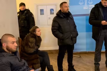 Вячеслав Соболев с женой в зале суда, фото: Униан