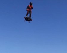 Человек покорил небо на... доске: в сети показали впечатляющее видео