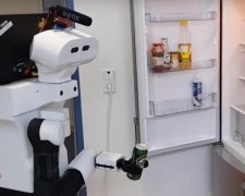 Microsoft показав, хто принесе вам склянку води у старості