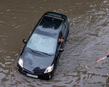 Автомобиль, застрявший в воде