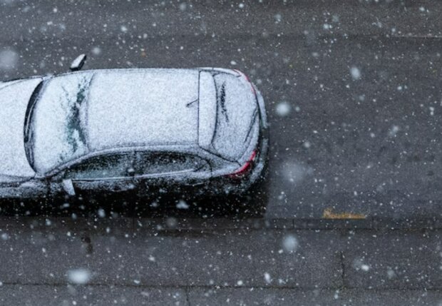 Авто в дощ та сніг. Фото Freepik