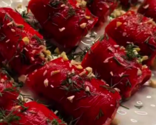 Рулетики з перцю з сирною начинкою, кадр з відео