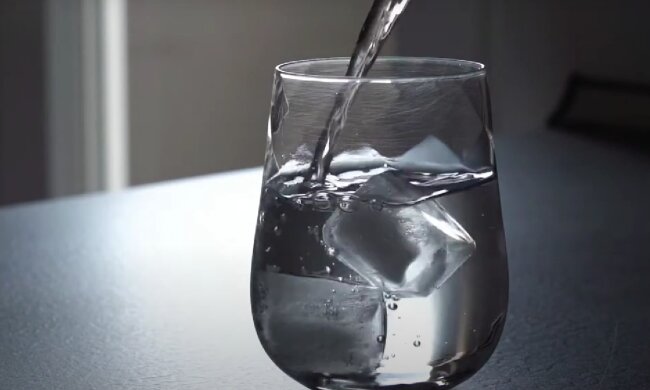Стакан воды. Фото: скрин youtube