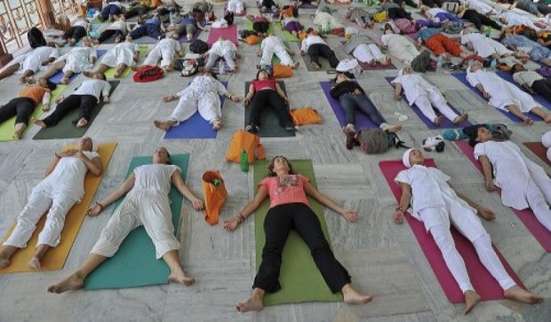 Тысячи людей собрались на йогу в Нью-Дели