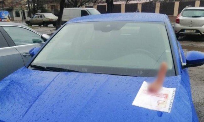 Украинка проучила любовницу мужа, прикрутив резиновый "подарок" к капоту ее авто: "Будешь иметь свой, а не лезть к чужим!"