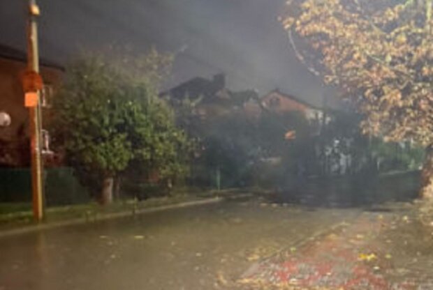 Франківськ накрило потужною зливою, рух перекрито - затоплені вулиці та повалені дерева
