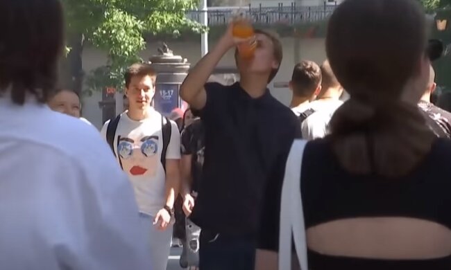 Люди на вулицях, скріншот: Youtube