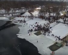 Водохресні купання з висоти пташиного польоту (відео)
