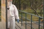 В Тернополе студентов искупают под "спиртовым душем" - никакой вирус не пройдет