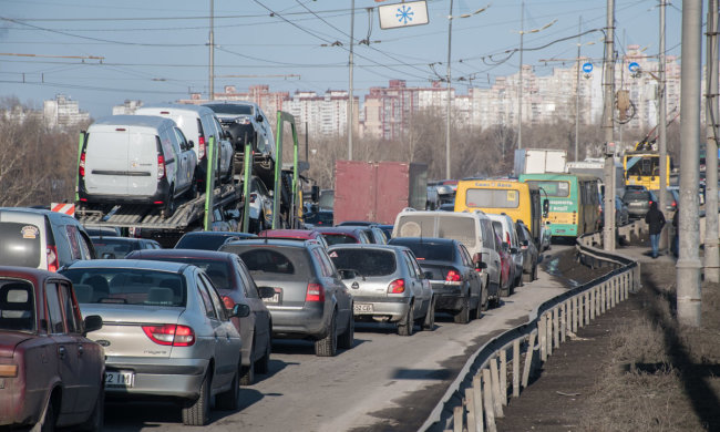 Серьезная авария заставила пол-Киева стоять в пробке