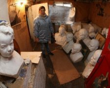 Мешканка Глухова зібрала в будинку 40 пам'ятників Леніна (фото)