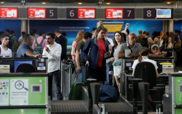 Туристи в Борисполі добу чекали рейс під прицілом автоматів