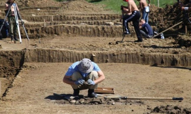 В Крыму откопали ребенка с головой "Чужого": фото