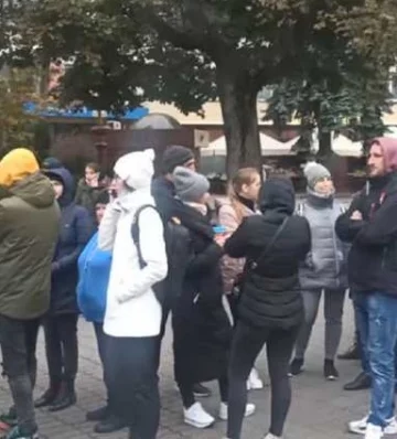 Батьки провели в черзі всю ніч / Фото Віталія Світлика